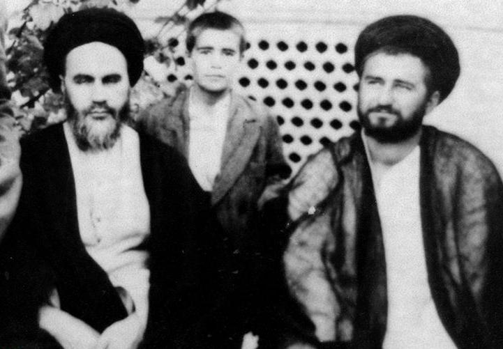 سیدمصطفی خمینی در کنار امام  و برادرشان حاج سید احمد (دهه 30)