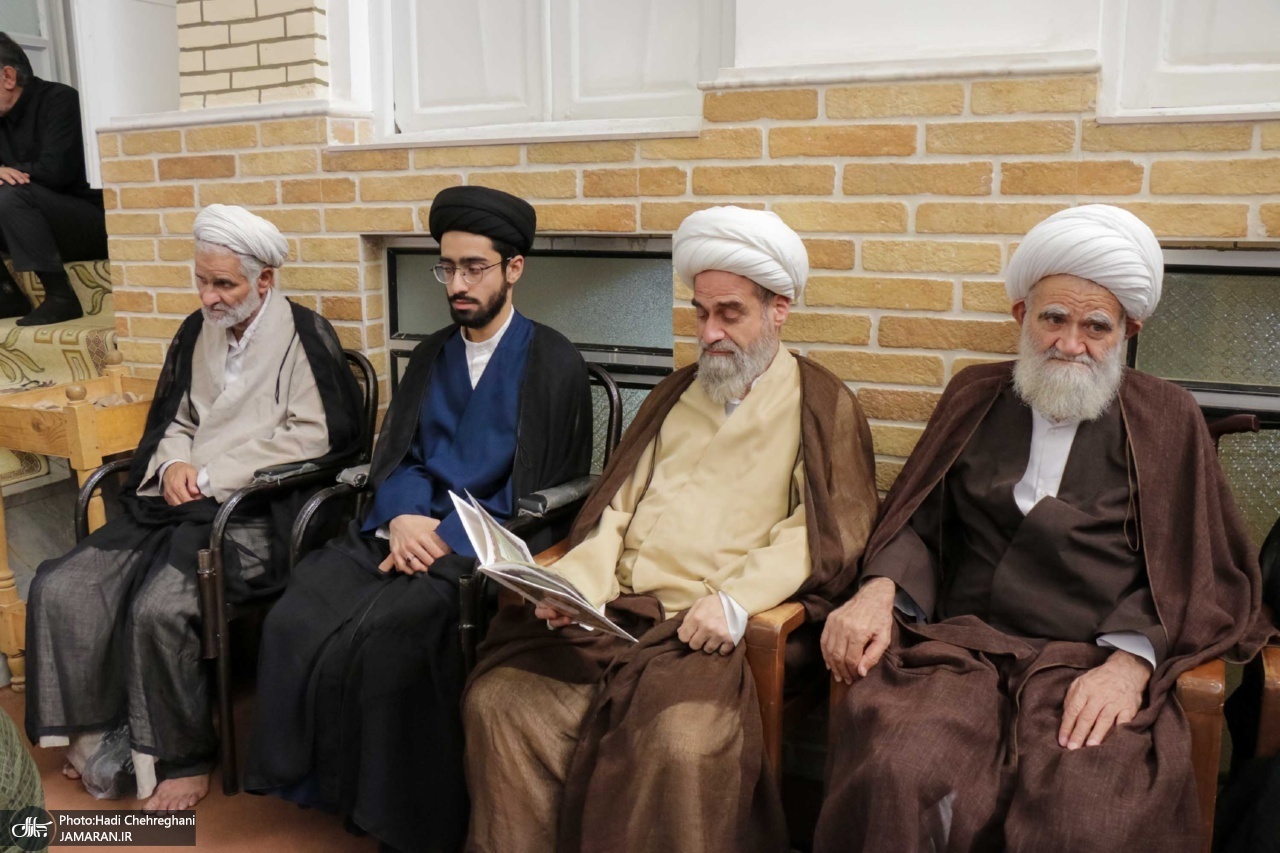 حضور+آیت+الله+سید+حسن+خمینی+در+مراسم+وداع+با+آیت+الله+العظمی+شبری+زنجانی+(ره) (1)