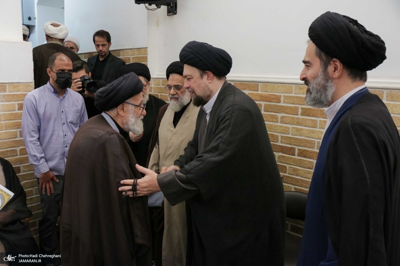 حضور+آیت+الله+سید+حسن+خمینی+در+مراسم+وداع+با+آیت+الله+العظمی+شبری+زنجانی+(ره) (18)