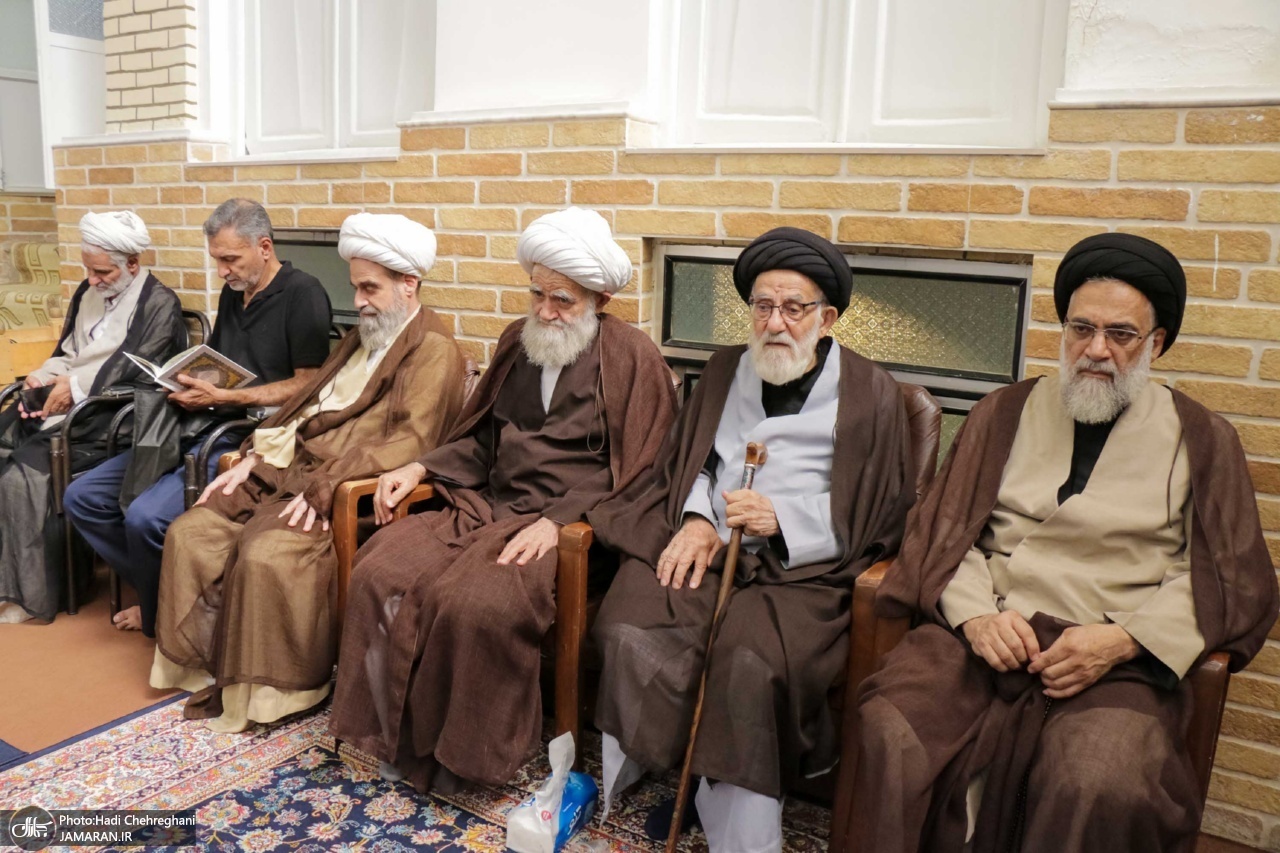 حضور+آیت+الله+سید+حسن+خمینی+در+مراسم+وداع+با+آیت+الله+العظمی+شبری+زنجانی+(ره) (24)
