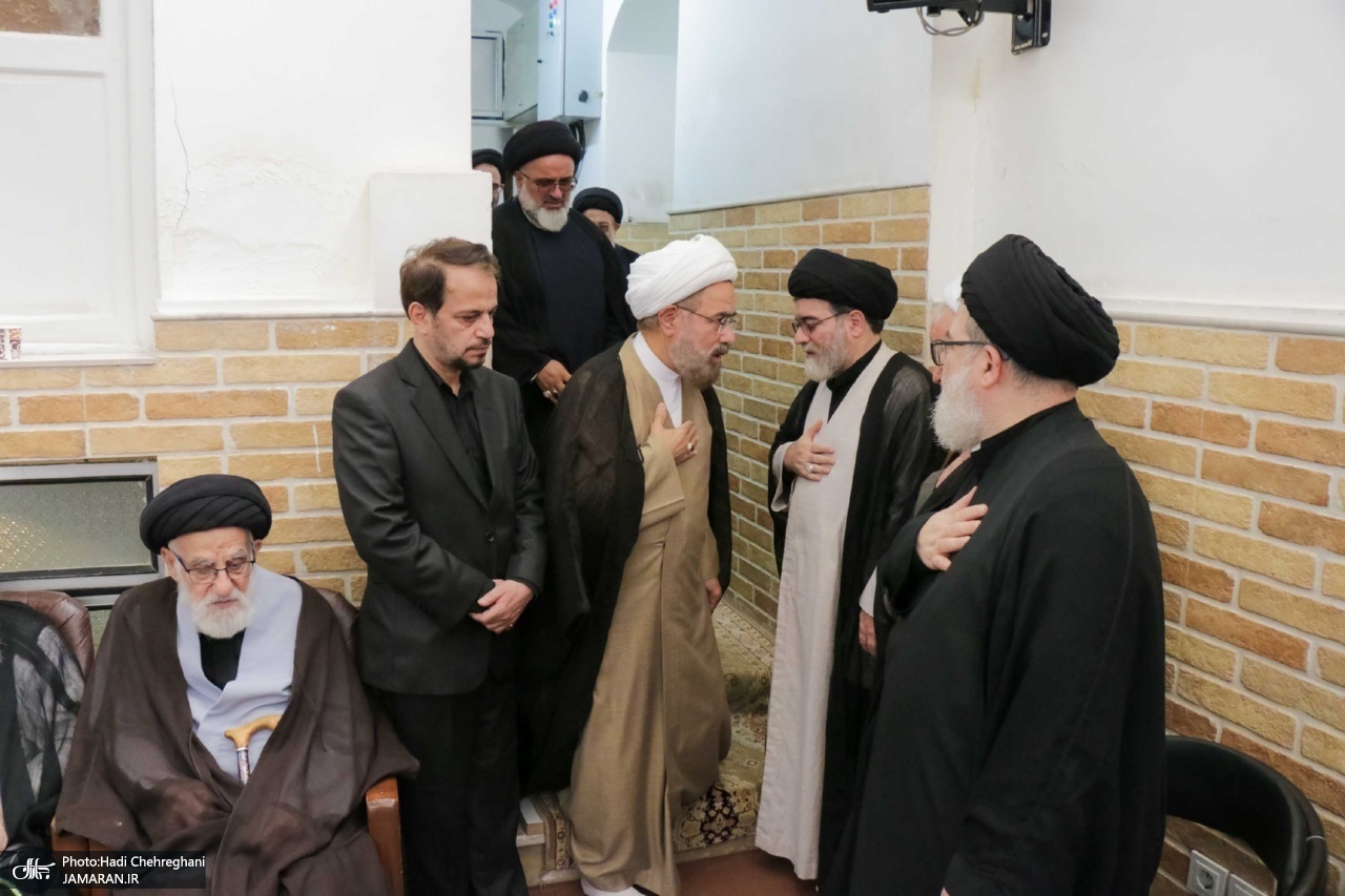 حضور+آیت+الله+سید+حسن+خمینی+در+مراسم+وداع+با+آیت+الله+العظمی+شبری+زنجانی+(ره) (3)