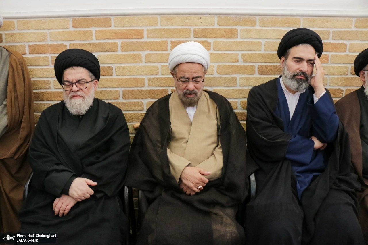 حضور+آیت+الله+سید+حسن+خمینی+در+مراسم+وداع+با+آیت+الله+العظمی+شبری+زنجانی+(ره) (2)