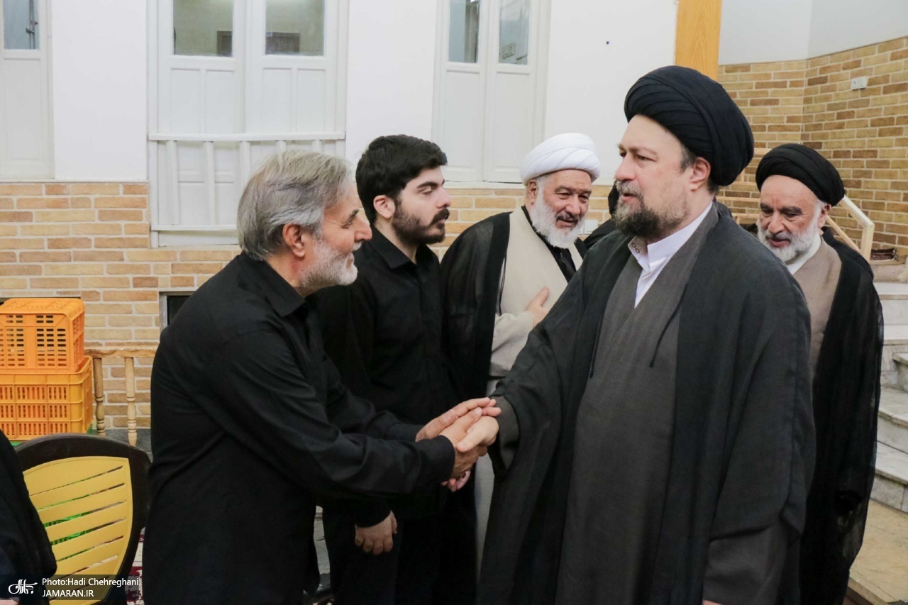 حضور+آیت+الله+سید+حسن+خمینی+در+مراسم+وداع+با+آیت+الله+العظمی+شبری+زنجانی+(ره) (5)