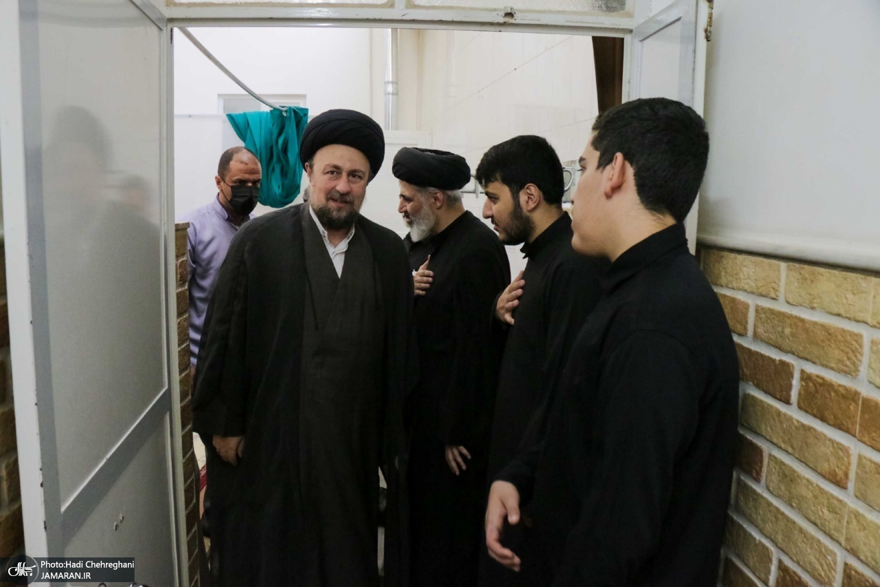حضور+آیت+الله+سید+حسن+خمینی+در+مراسم+وداع+با+آیت+الله+العظمی+شبری+زنجانی+(ره) (9)